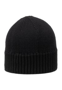 Gestrickte schwarze Mütze mit rundem Oberteil und geripptem Bündchen. Hergestellt aus weichem Stoff, mit glatter Textur und minimalistischem Design.