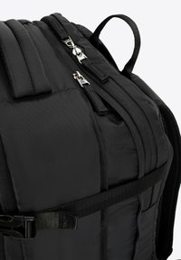 Zaino nero con spallacci imbottiti, zip in metallo e una fibbia laterale. Realizzato in tessuto resistente con una trama liscia e elegante.