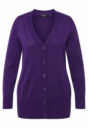 Paarse gebreide cardigan met een diepe V-hals, lange mouwen en een sluiting met zes knopen aan de voorkant. Glad van textuur met geribbelde accenten.