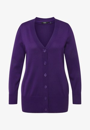 Lila gestrickte Strickjacke mit tiefem V-Ausschnitt, langen Ärmeln und sechs Knöpfen auf der Vorderseite. Glatte Textur mit gerippten Akzenten.