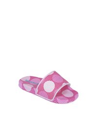 Chanclas rosas con un diseño de malla y grandes puntos blancos. La plantilla es texturizada y la correa es ancha con un borde blanco liso.