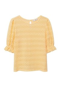 Blusa amarilla de manga corta con un patrón texturizado, escote redondo y mangas con volantes. Detalle de cierre en la parte trasera con forma de ojo de cerradura. Tejido ligero.