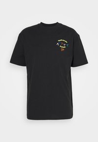 Černé tričko s krátkým rukávem s barevnými motivy a textem "Mládež je budoucnost" a logem Puma na levé straně hrudi.