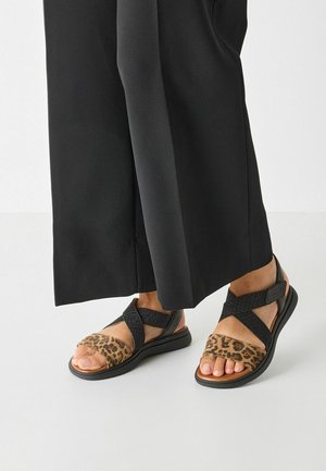 Zwarte en bruine sandalen met een luipaardprintontwerp, gestructureerde banden en een gladde zool. Kruislingse verstelbare banden voor een veilige pasvorm.