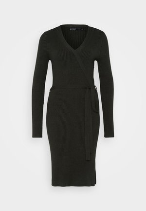 Temnozeleni pleteni pulover obleka z dolgimi rokavi, z V-izrezom in pasom. Ima oprijet silhueto in bočni razporek za enostavno gibanje.