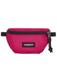 Riñonera de tela rosa brillante con cremallera negra y parche de logo. Presenta un diseño compacto con una superficie texturizada y correa ajustable.