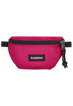 Riñonera de tela rosa brillante con cremallera negra y parche de logo. Presenta un diseño compacto con una superficie texturizada y correa ajustable.