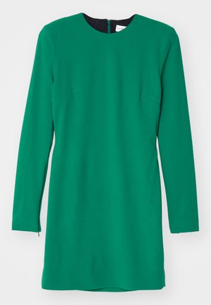 Robe verte à manches longues avec un col rond, fabriquée dans un tissu lisse. Elle présente des fentes sur les côtés et une fermeture éclair au dos, avec une doublure intérieure noire.