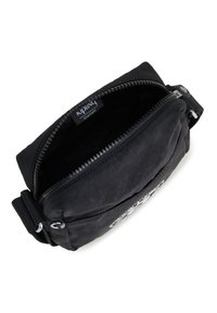 Borsa crossbody nera in tessuto con chiusura a zip. L'interno presenta un'etichetta del marchio. Design compatto con una texture liscia e tracolla regolabile.