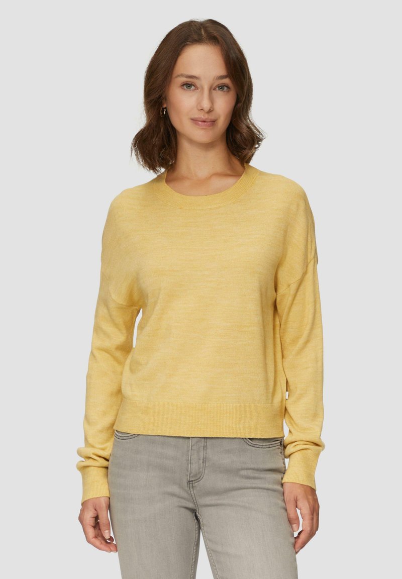 Maglione giallo realizzato in un tessuto morbido con collo a giro e maniche lunghe. Presenta una vestibilità comoda e polsini e orlo a coste.