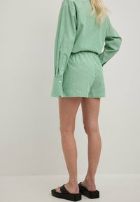 NA-KD GESTREIFTE MIT ELASTISCHEM BUND - Shorts - green/white