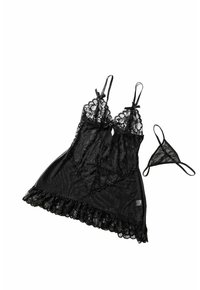 Schwarzes Spitzenunterwäsche-Set, bestehend aus einem durchsichtigen Negligé mit gewellten Kanten, verstellbaren Trägern und einem passenden Tanga. Strukturiertes Spitzenmuster überall.
