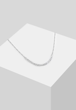 Collier chaîne en argent avec des maillons alternés ovales et plats, présenté sur un socle blanc sur fond gris clair.