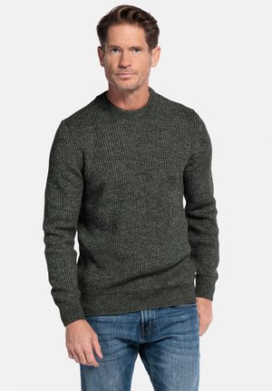Gestructureerde donkergroene gebreide trui met een ronde hals, slim fit en geribbelde manchetten, gecombineerd met blauwe denim jeans.