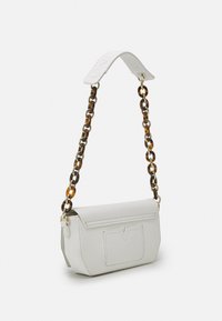 Vit rektangulär axelväska med framficka, lockstängning och sköldpaddsmönstrad kedjestraps med vadderat vitt handtag.