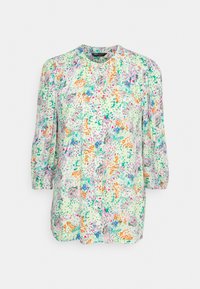 Blusa com estampado floral e mangas 3/4, apresentando uma base verde clara e manchas multicores de rosa, laranja e azul. Tecido suave e fluido.