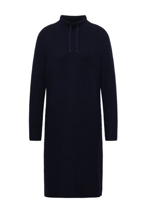Mørkeblå strikket kjole med høj hals, lange ærmer, sidelommer og justerbar snor, med ribbet tekstur over det hele.