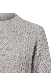 Grauer Strickpullover mit Rundhalsausschnitt und strukturierten Zopfmustern an den Ärmeln und am Körper. Weiches Material mit einem gemütlichen Aussehen.