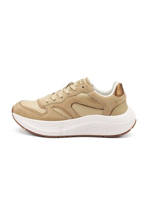 Zapatilla deportiva beige con parte superior de ante y cuero, punta redondeada, suela intermedia blanca gruesa, acentos marrón claro y cordones planos.