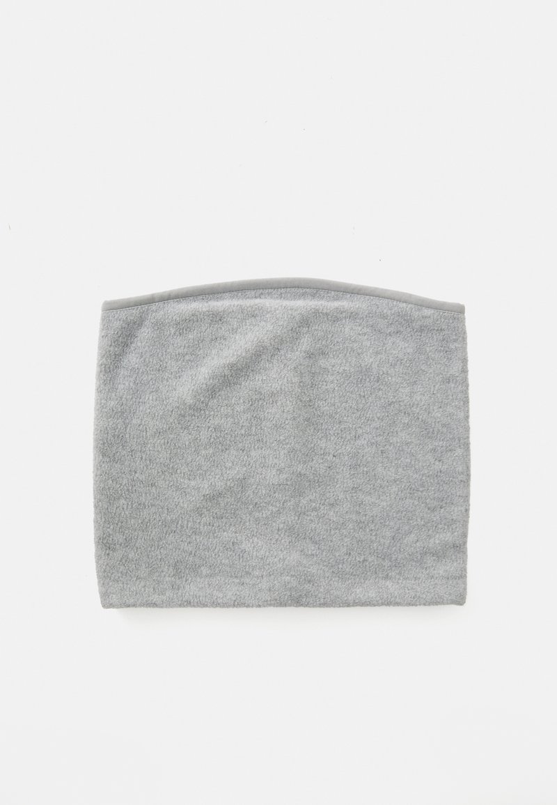 Cinta de cabelo cinza em fleece com uma textura suave e borda superior arredondada, apresentando um design limpo sem costuras ou logótipos visíveis.