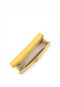 Gelbe Leder-Clutch mit glatter Textur, Innenfutter in Beige und einem Reißverschluss. Im rechteckigen Format gestaltet.