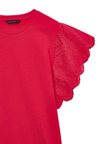 Maglietta rossa a maniche corte con un design in pizzo a occhiello sulle maniche, tessuto morbido e scollatura rotonda. Etichetta del marchio visibile all'interno del colletto.