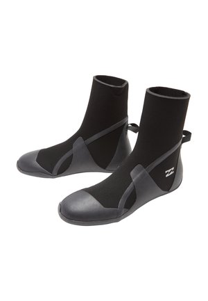 Ein Paar schwarze Neoprenschuhe für Wasser mit verstärktem Sohlen und knöchelhohem Design, das ein kleines Logo an der Seite trägt.