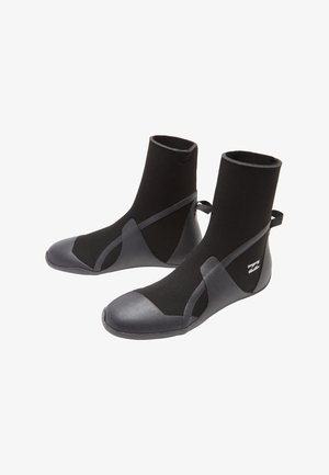 Een paar zwarte neopreen waterschoenen met versterkte zolen en een enkellange stijl, voorzien van een klein logo aan de zijkant.