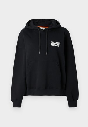 Schwarzer Kapuzenpullover mit einer Fronttasche, Kordelzügen und weißem Drucktext. Weicher Stoff, gerippte Bündchen und Saum. Normale Passform.