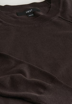 Braun gestrickter Pullover mit Rundhalsausschnitt und langen Ärmeln, der eine glatte Textur und subtile Rippungen am Kragen aufweist. Markenlabel sichtbar.