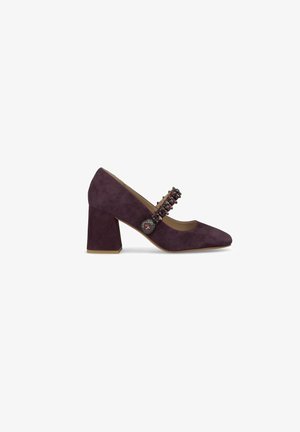 Scarpa in suede viola con tacco a blocco e punta quadrata, dotata di una fascia decorata sull'arco del piede e di un accento metallico decorativo.