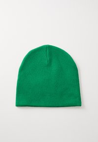 Zaļš adīts beanie cepure, kas izgatavota no mīksta materiāla. Tam ir noapaļots augšpuse un vienkārša, bezšuvju dizains. Nav redzamu akcentu vai rakstu.