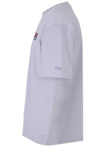 Camiseta de cuello redondo en color púrpura claro, hecha de suave algodón, que presenta un parche con el logo en el lado izquierdo del pecho y el nombre "FILA" bordado en la manga.