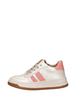 Witte sneaker met roze strepen en hakdetail, beige veters en een bruine zool, gezien vanaf de buitenkant.