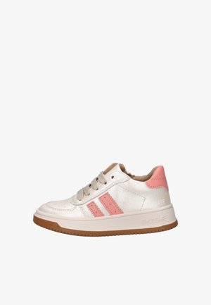 Witte sneaker met roze strepen en hakdetail, beige veters en een bruine zool, gezien vanaf de buitenkant.