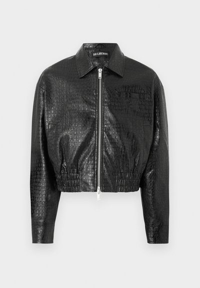 Μαύρο μπουφάν με φερμουάρ από συνθετικό δέρμα κροκόδειλου, με μακριά μανίκια, ελαστική μέση και μυτερό γιακά.