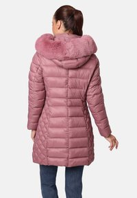 Abrigo acolchado rosa con un cuello de piel sintética, con acolchado diagonal y un dobladillo ligeramente acampanado, visto desde la parte posterior.