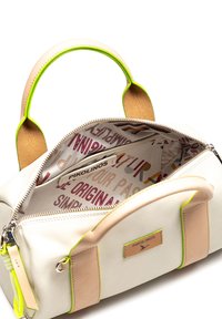 Bolso de piel blanca con detalles en marrón claro y ribete en amarillo neón. La cremallera abierta revela un interior estampado con la etiqueta "Pikolinos".