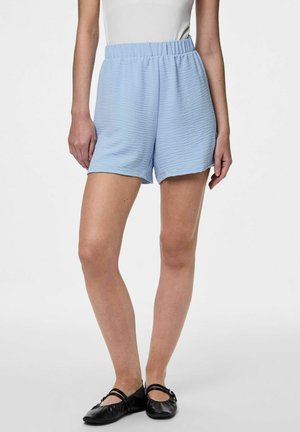 Shorts bleu clair en tissu texturé et ondulé, avec une taille élastique, des poches latérales et une coupe décontractée pour un maximum de confort.