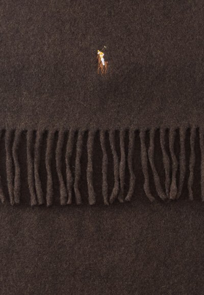 Tissu en laine brun foncé avec bord à franges et petit logo brodé d’un cheval et d’un cavalier tenant une maille de polo.