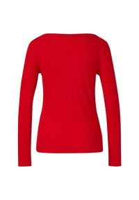 Chemise rouge à manches longues avec un large décolleté, une texture lisse, une coupe ajustée et une couleur unie. Aucun motif ni détail supplémentaire visible.
