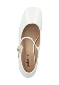Ballerine in pelle verniciata bianca con punta quadrata, una sottile cinghia alla caviglia e una soletta imbottita. Logo stampato sulla suola interna.