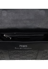 Schwarze Lederhandtasche mit geprägtem Rautenmuster, ausgestattet mit einer Reißverschluss Tasche und dem Markenlogo "PEQUS" auf dem Innenfutter.