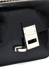 Bolso de charol negro con una textura brillante. Presenta un cierre rectangular plateado y un diseño suave y estructurado.
