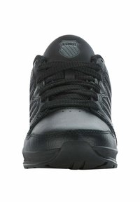 Scarpa sportiva nera in pelle con finitura testurizzata. Caratterizzata da punta rotonda, design con lacci e logo ben visibile sulla linguetta.