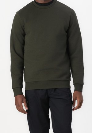Sweatshirt vert foncé avec un col rond, des manches longues et des poignets côtelés. Fabriqué à partir d'un matériau doux, il présente un design épuré sans logos visibles.