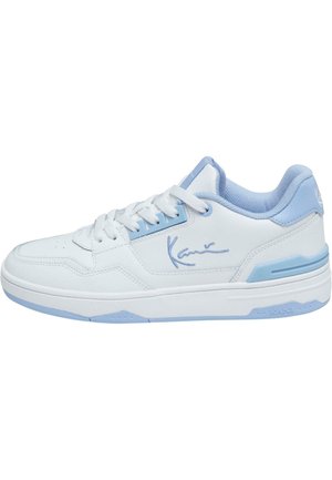 Hvite lær sneakers med lyseblå detaljer, med avrundet tå, hull for snøring og en teksturert blå hælflik. Signaturlogo til stede.