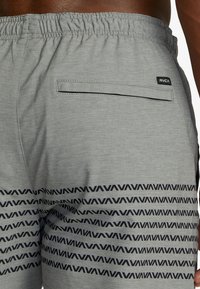 RVCA SPORT YOGGER 17- PERFORMANCE - Urheilushortsit - sfz