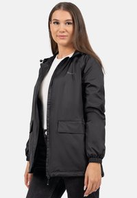 Giacca a vento nera con cappuccio, polsini elastici, chiusura frontale con zip e due tasche frontali. Realizzata in materiale leggero e lucido.