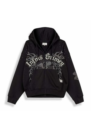 Czarna bluza z kapturem na zamek, z grafiką płomienia i czaszki z skrzydłami, napisem "Infinits Grimey" oraz małym wzorem płomienia na lewym rękawie.